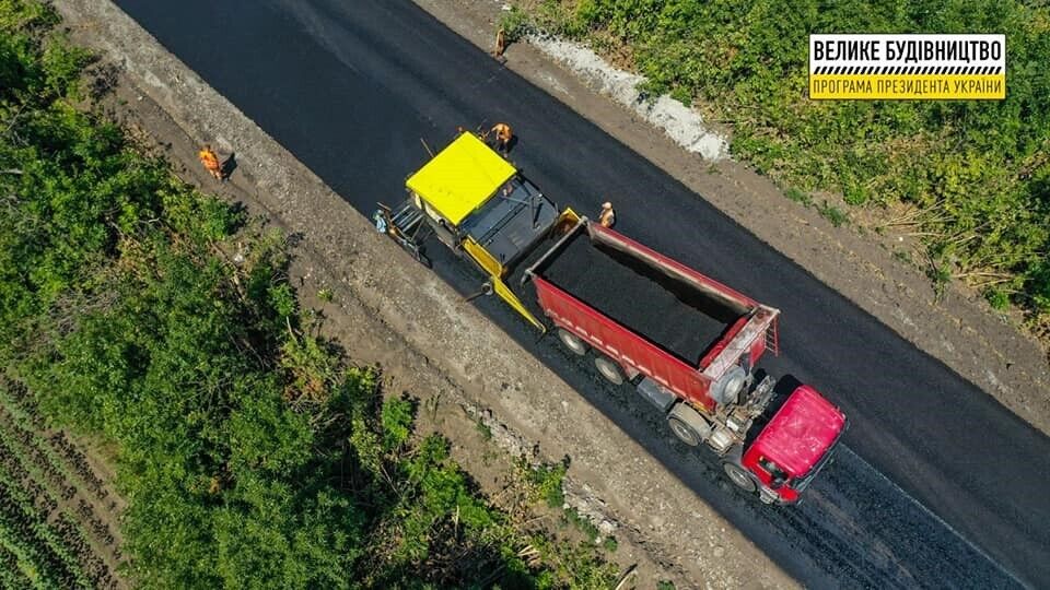 На ділянці влаштовують нижній шар покриття із крупнозернистого асфальтобетону