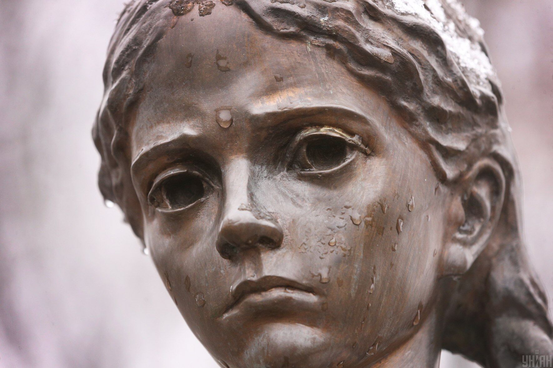 Скульптура дівчинки з колосками в руках "Гірка пам'ять дитинства" в Києві