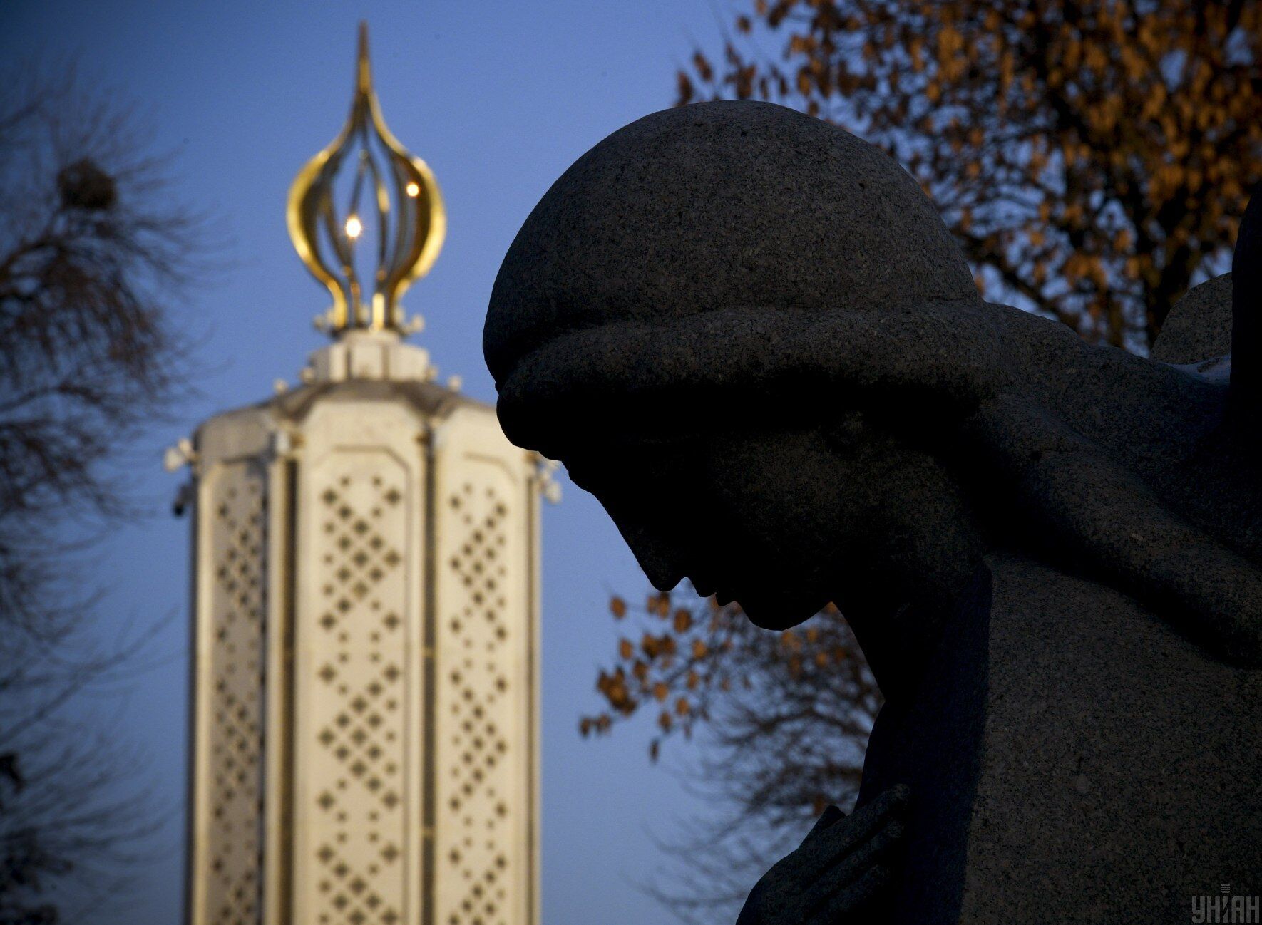Скульптура біля Національного музею "Меморіал жертв Голодомору" в Києві