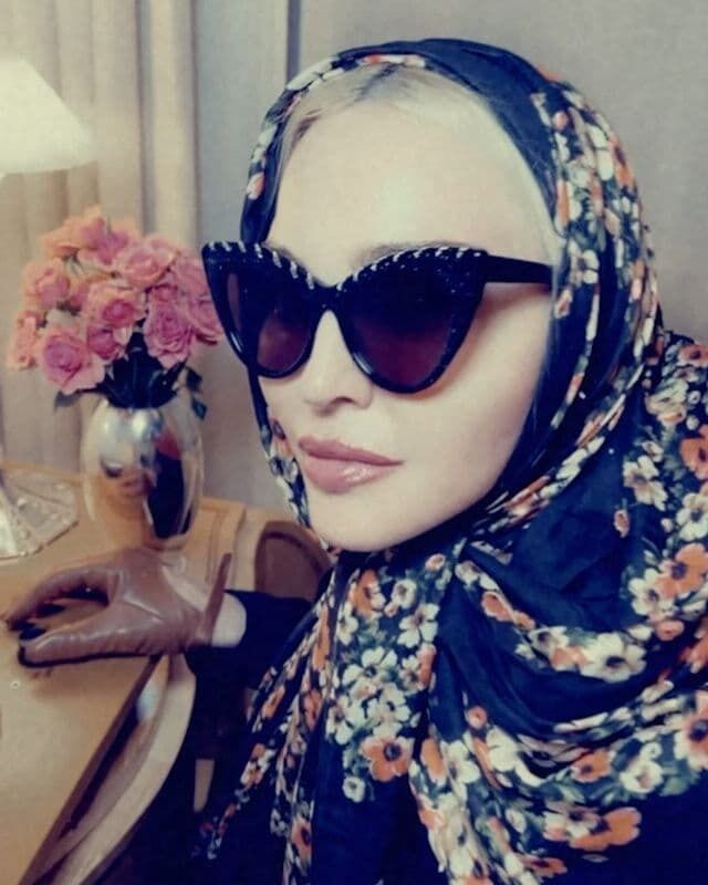 Мадонна в стильному луці