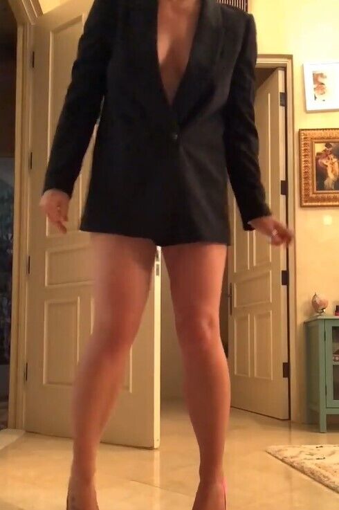 Бритни Спирс в пиджаке на голое тело.
