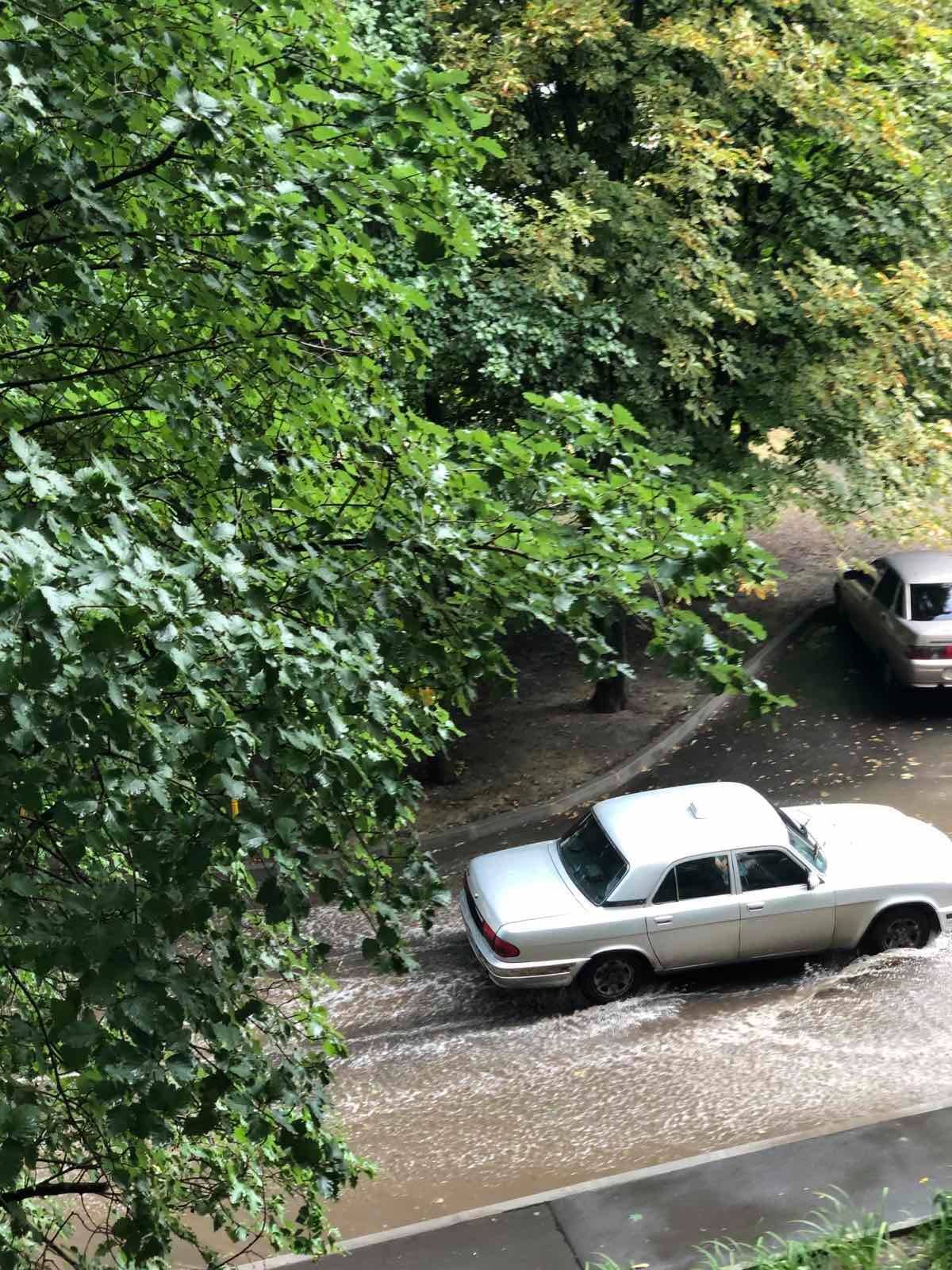 Машины плавали по улицам.