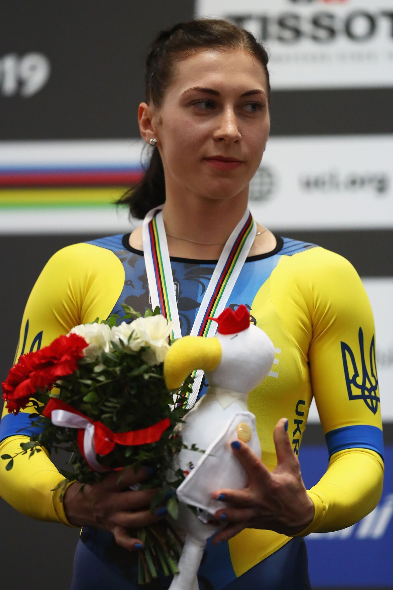 Олена Старiкова з медаллю.