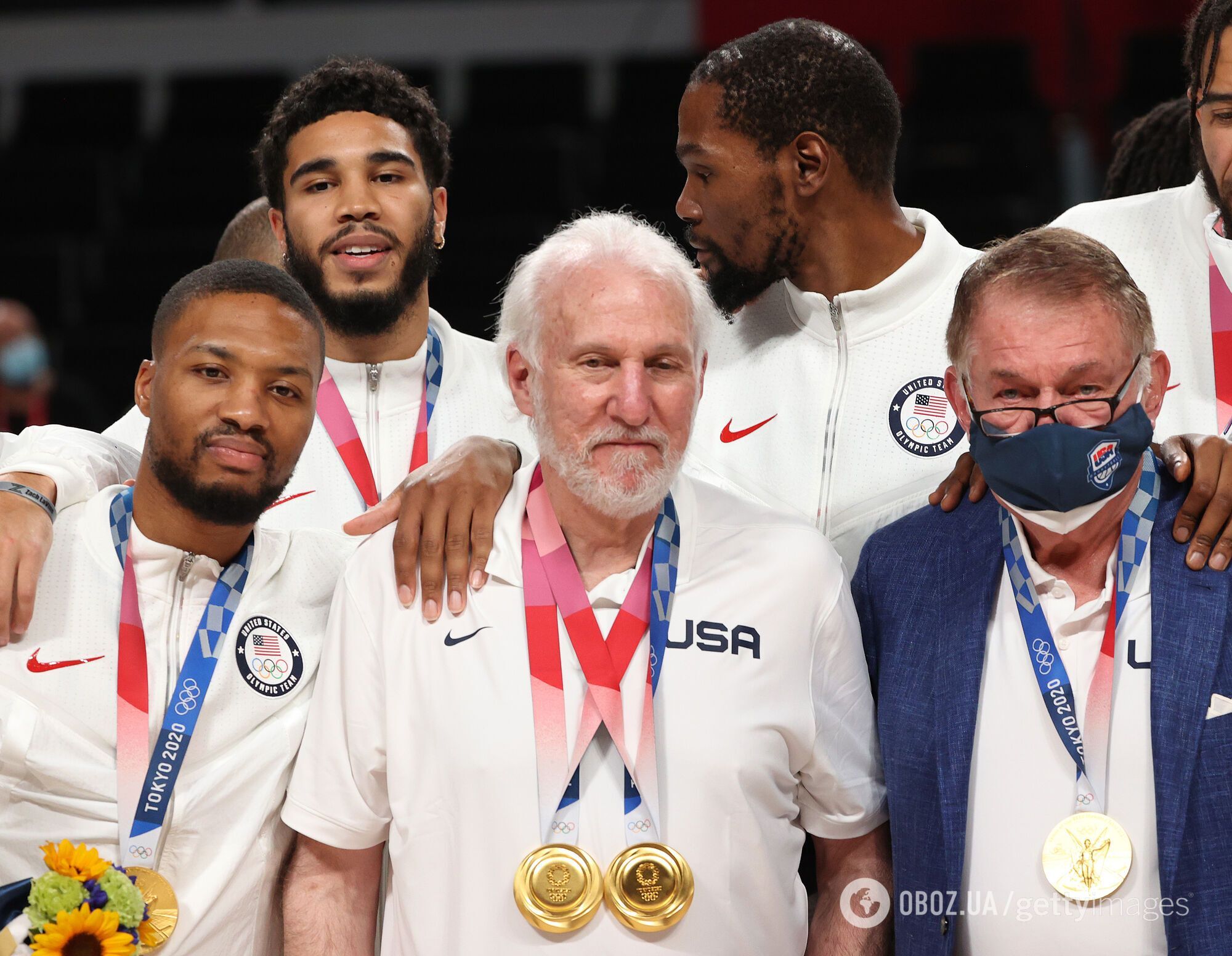 Главный тренер сборной США Грегг Попович (в центре)