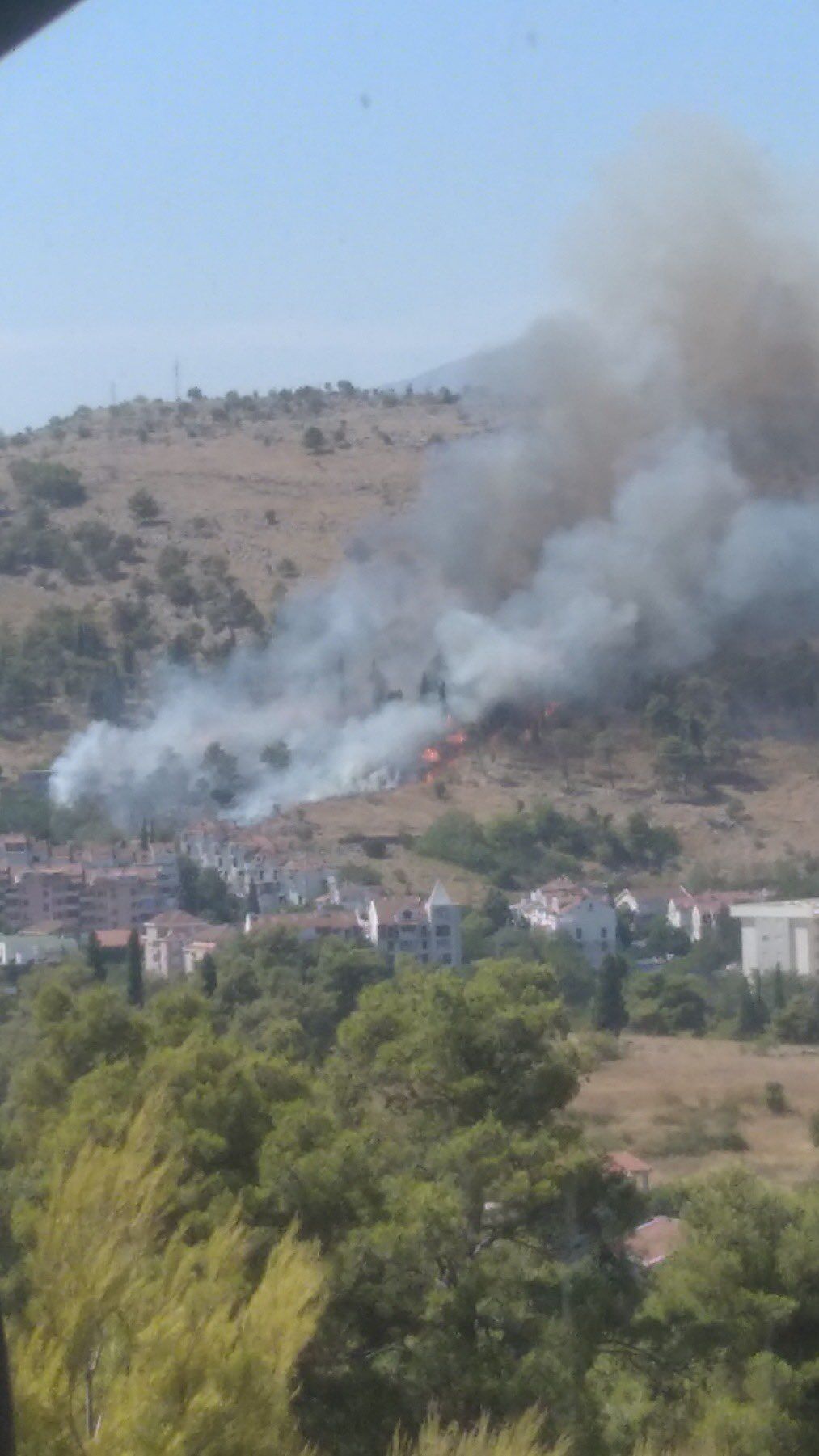 Черногорию охватили лесные пожары