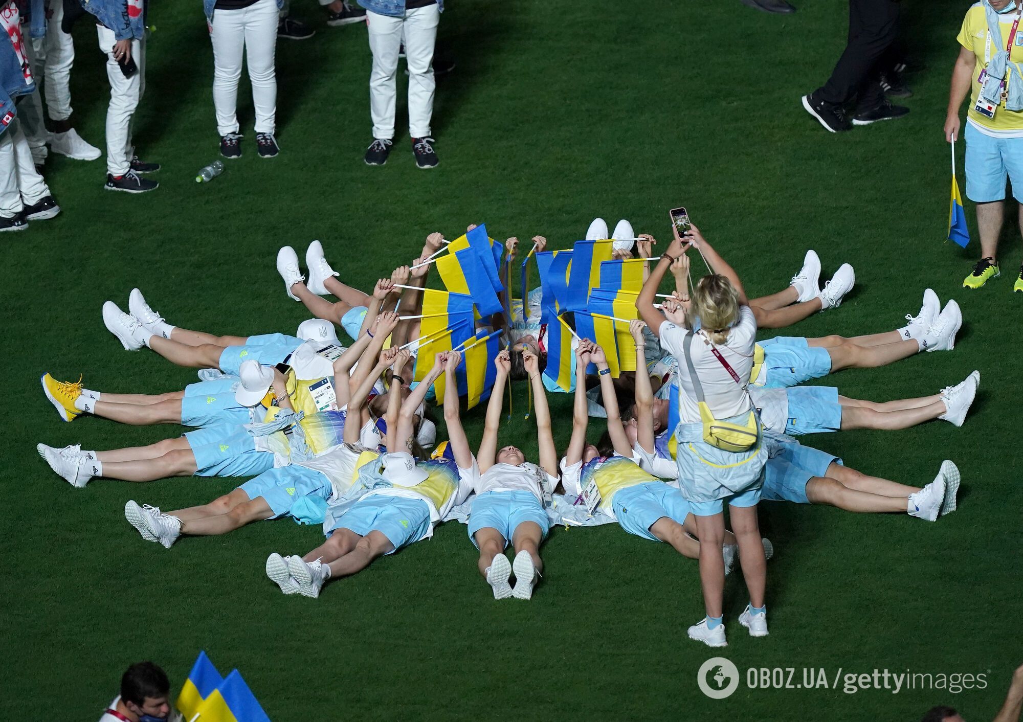 Украинские спортсменки снялись с флагами