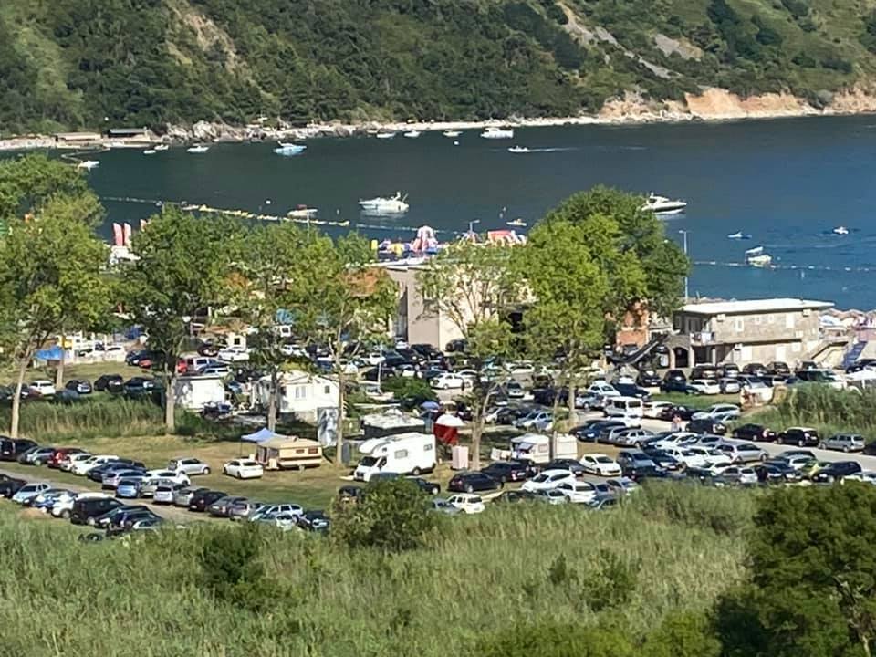 Пляжі в Чорногорії переповнені.