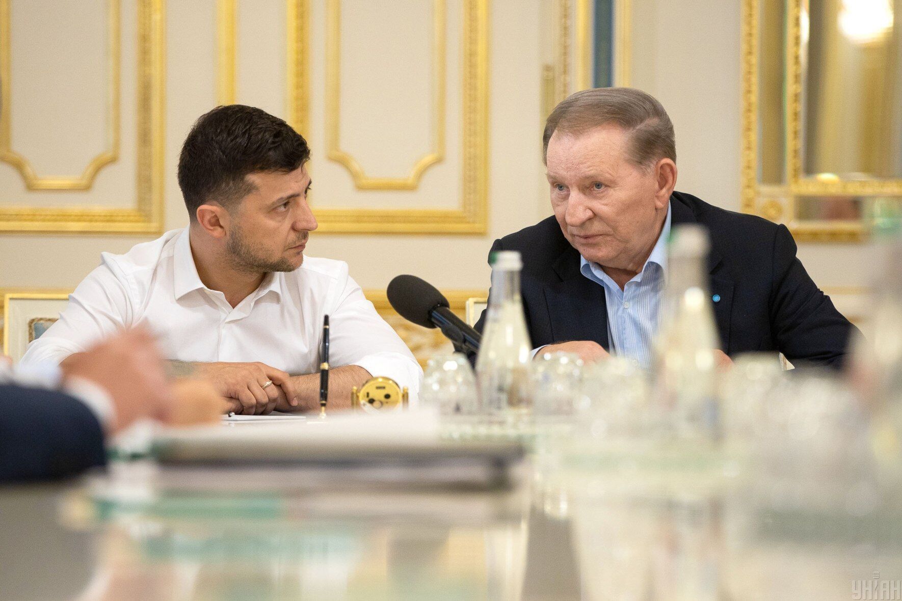 Владимир Зеленский и Леонид Кучма во время встречи с членами украинской делегации ТКГ, 3 июня 2019 года