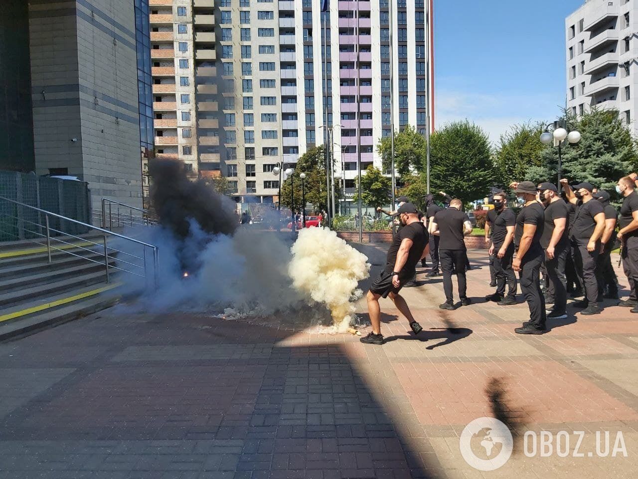 "Митингующие" использовали дымовые шашки.