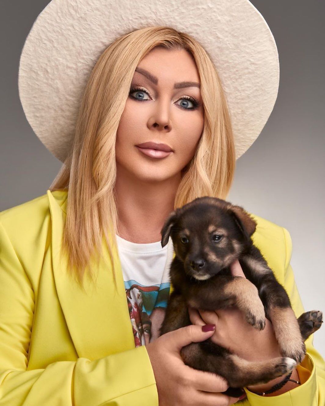 Ирина Билык в шляпке и с собачкой