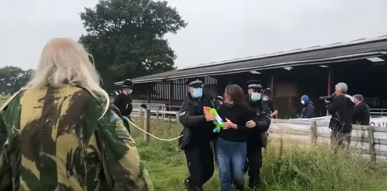 Поліція затримала жінку, яка намагалася відстояти тварину з водяним пістолетом.