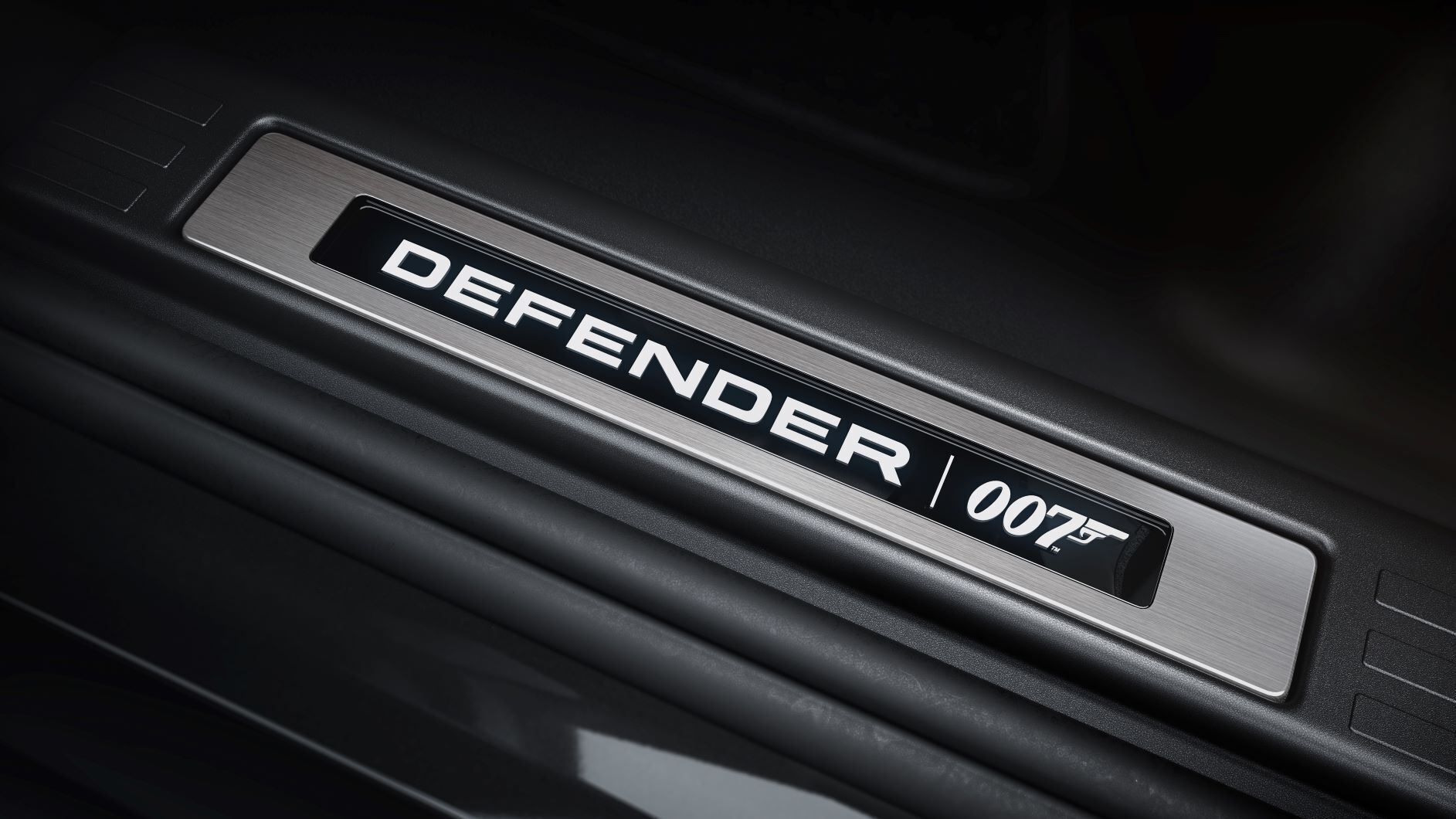 Пороги украсили накладки "Defender 007"