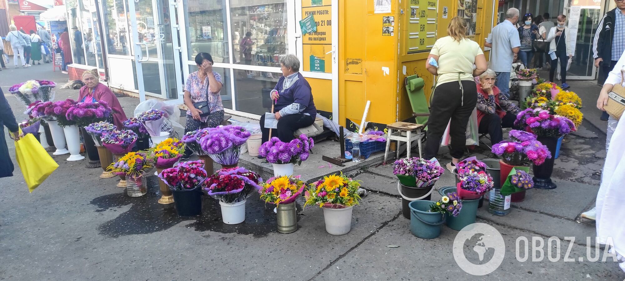 Дешевле всего покупать цветы у бабушек на остановках.