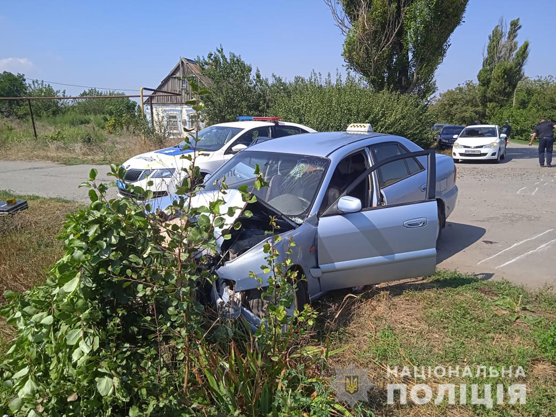 Водитель протаранил автомобилем Mazda дерево