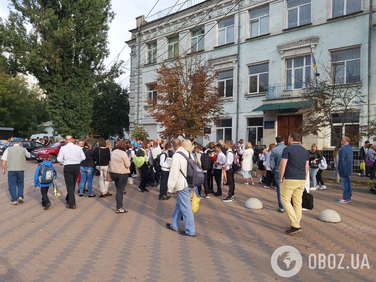 Батьки приводили дітей до шкіл і йшли.