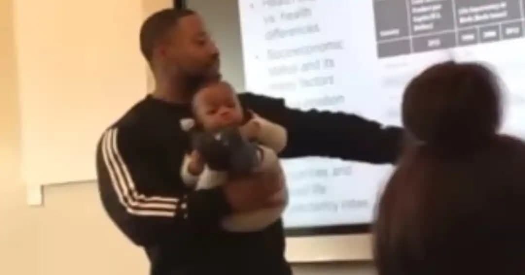 Преподаватель носил ребенка на руках