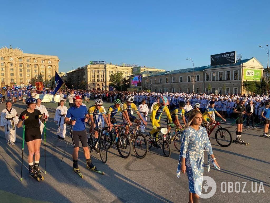 Школярі та студенти провели справжнісінький творчий парад