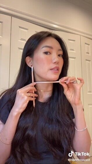 Блогерка показала, як визначити потрібну довжину волосся