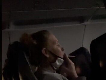 Жінка курила прямо на борту літака