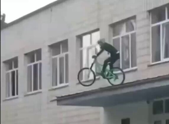 Подросток съехал с козырька над подъездом.