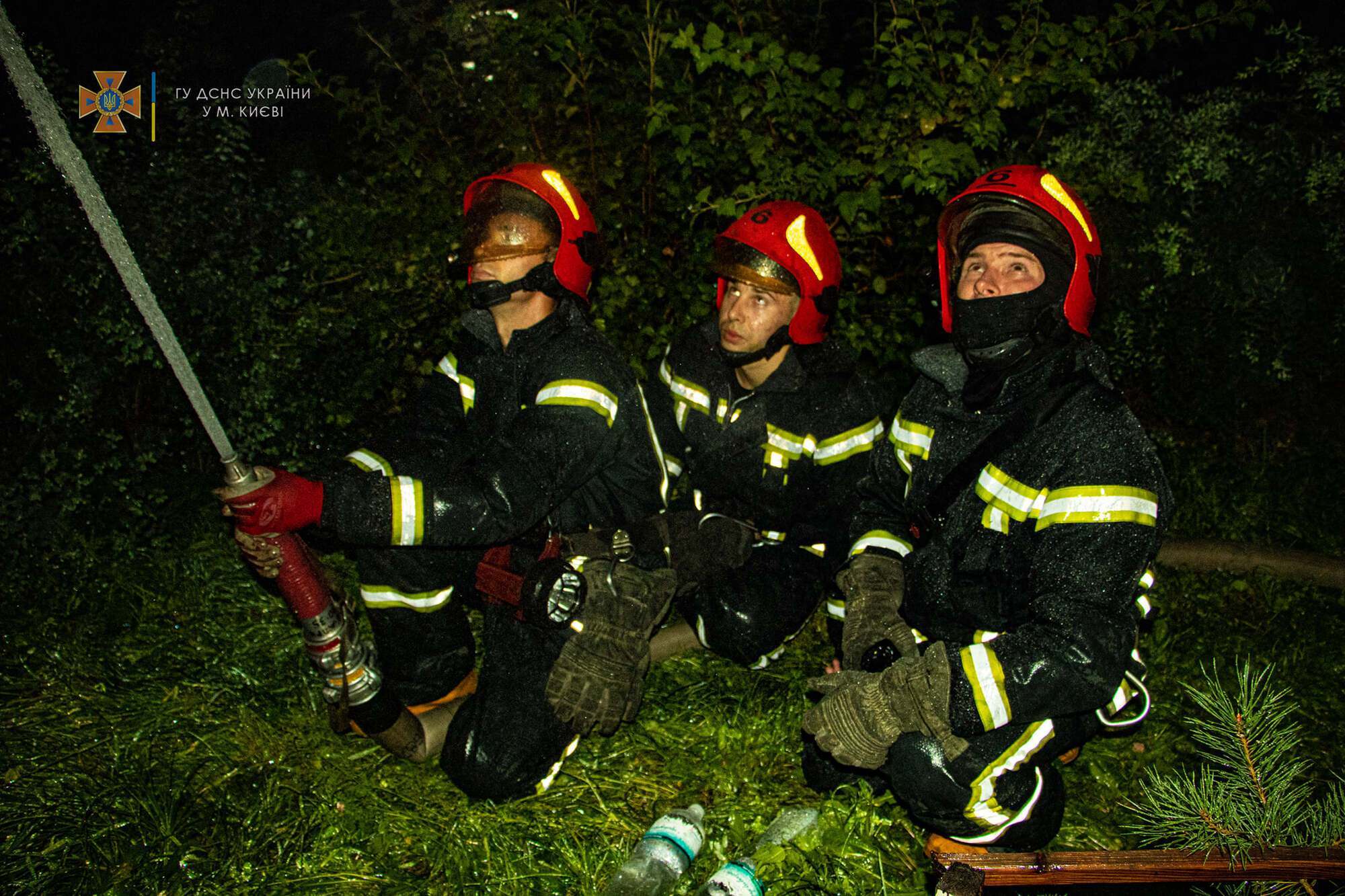 Рятувальники на місці пожежі.