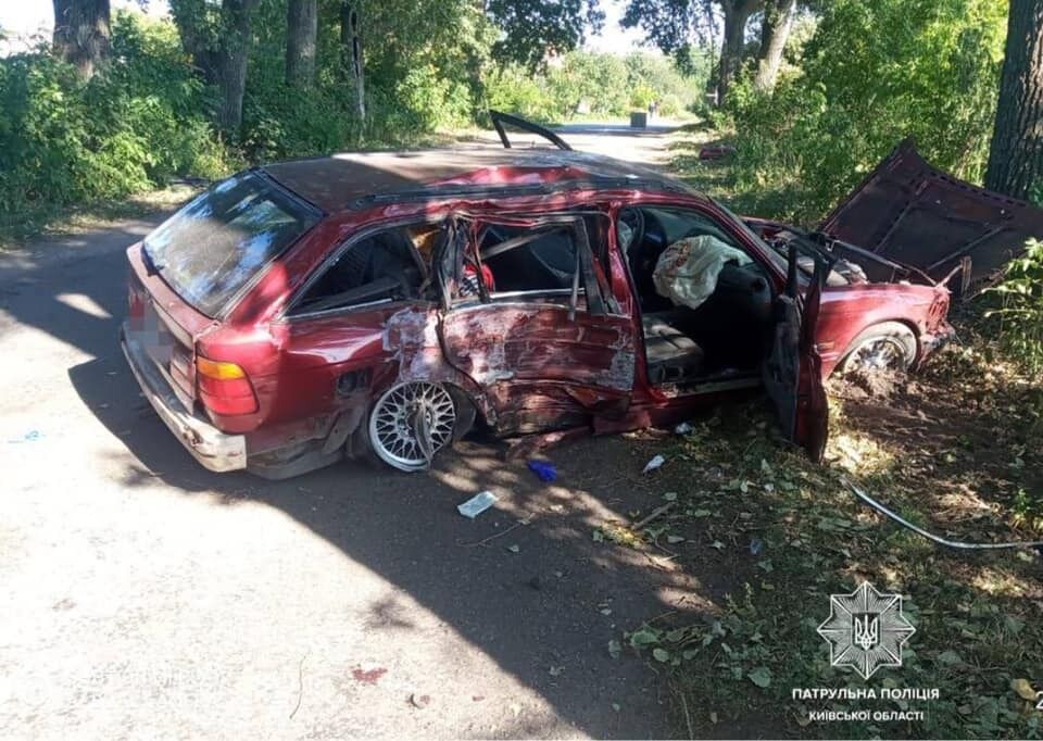 Последствия столкновения автомобиля с деревом.
