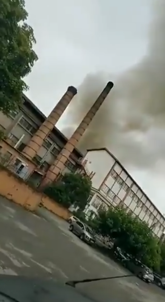 На заводе горел бак с кислотой.