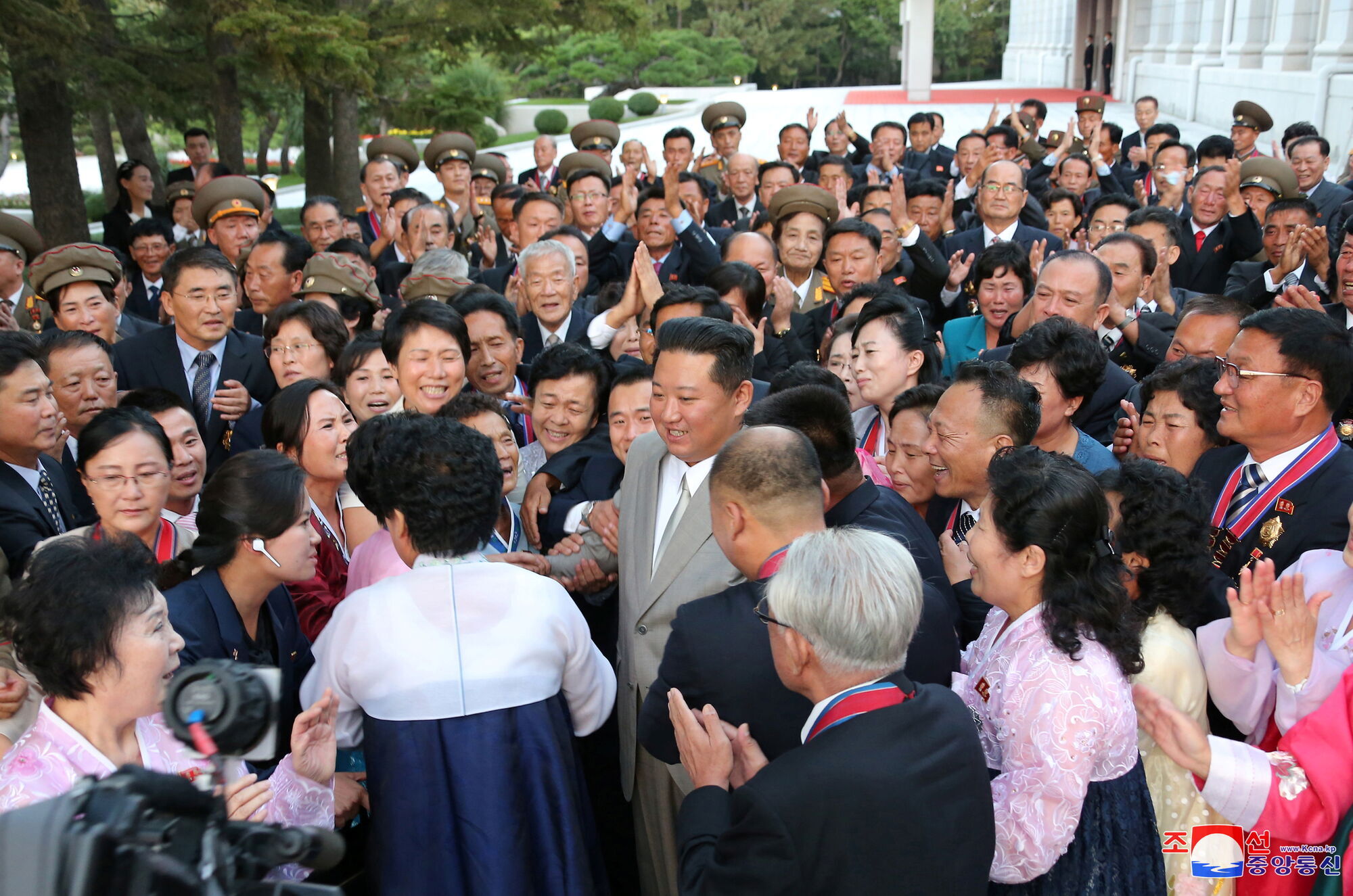 Северокорейский лидер также "помолодел".