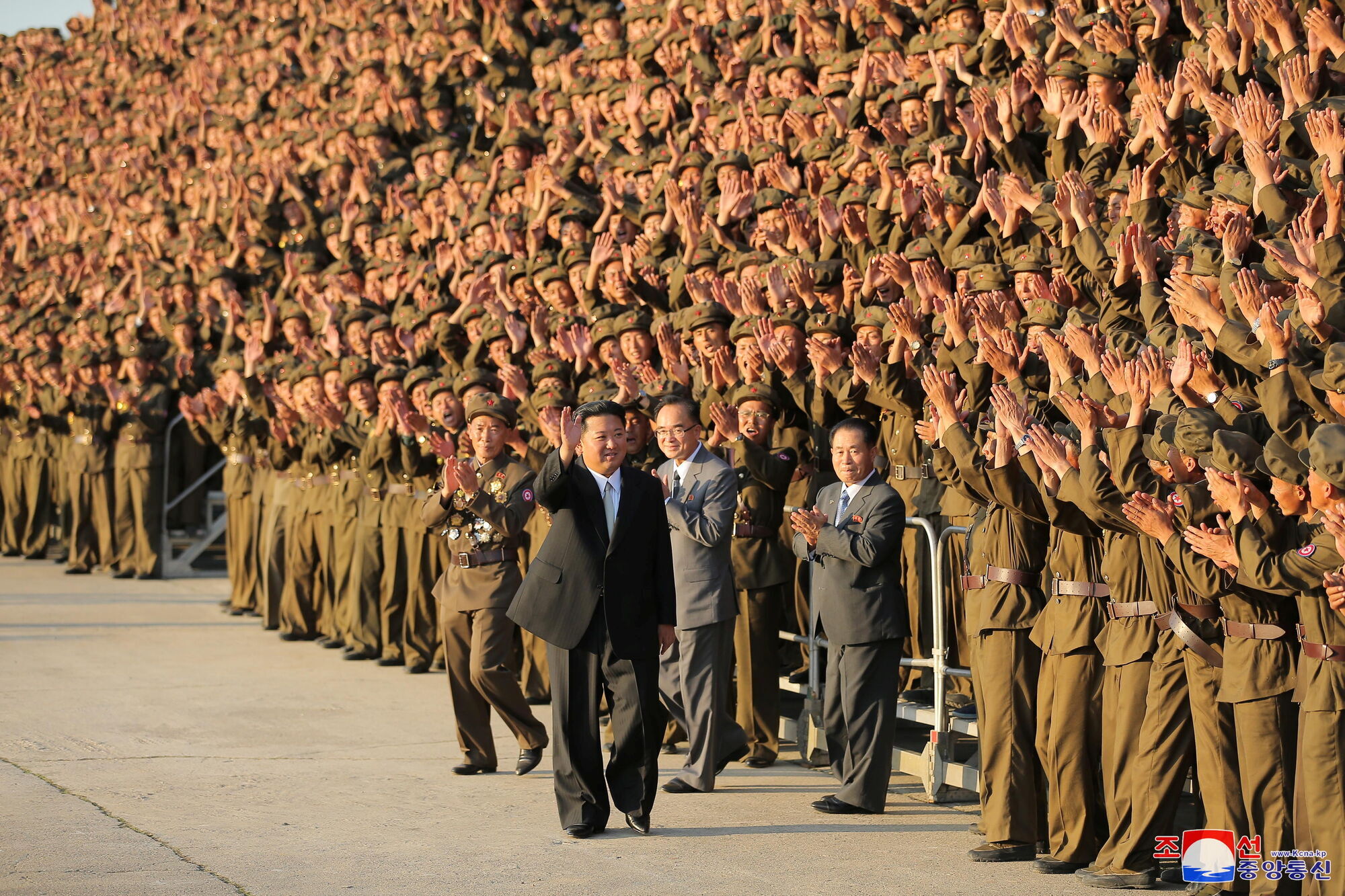 Ким Чен Ын на военном параде.