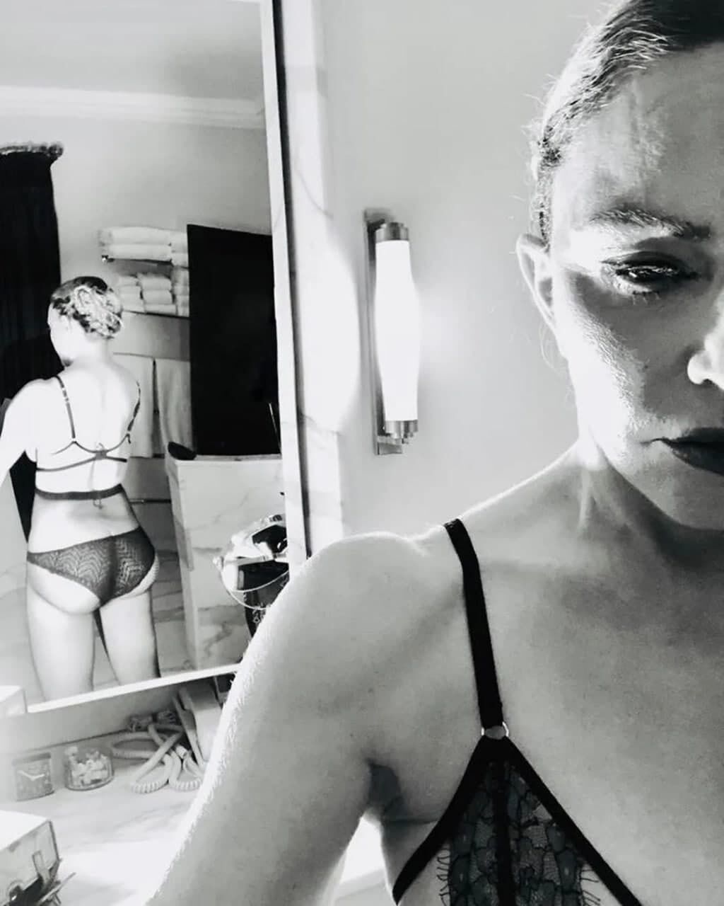 Также Мадонна сфотографировала себя сзади в зеркале
