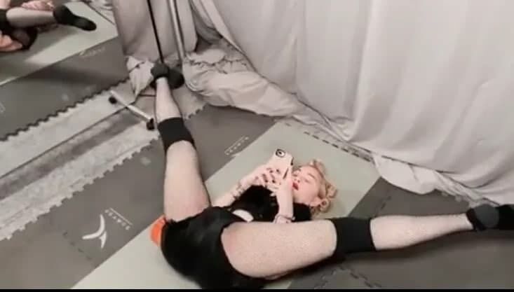 Мадонна в чулках в сеточку