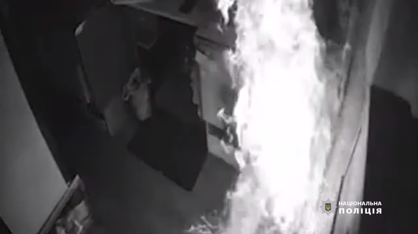 Кадри пожежі на записі з камери спостереження