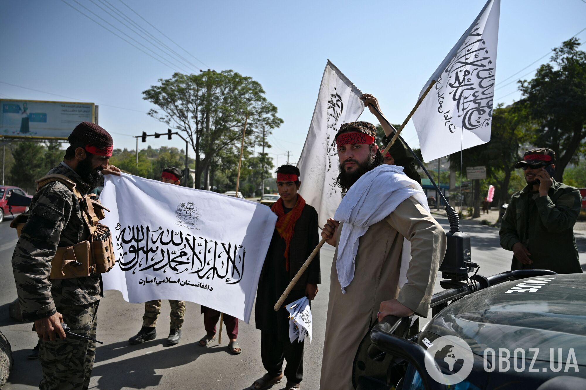 Талибы с флагом движения