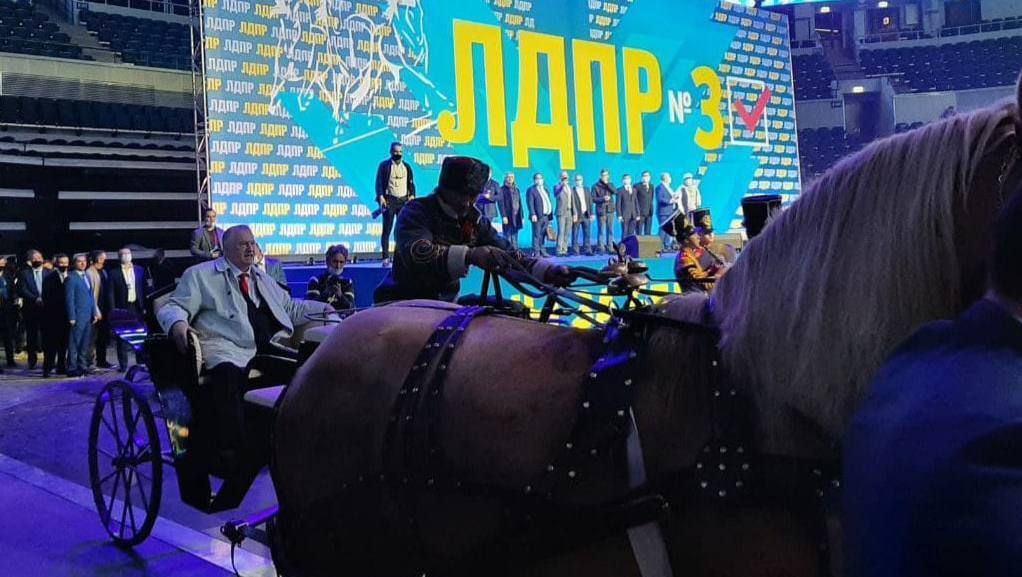 Жириновский появился на митинге на тройке лошадей