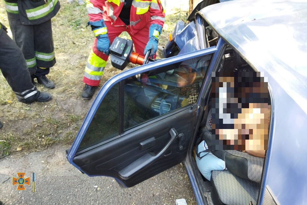 Тело водителя из авто доставали спасатели