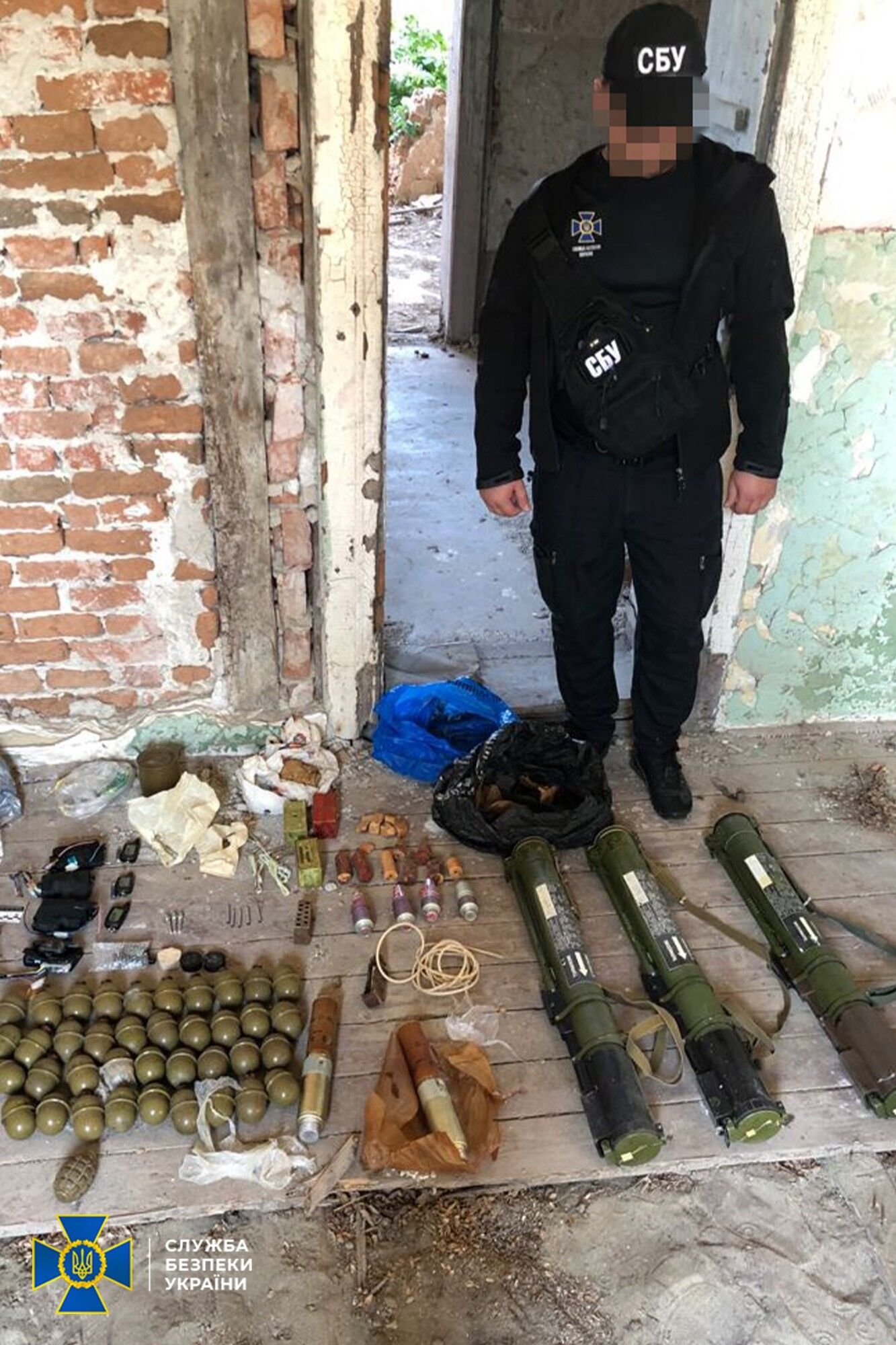 В пограничном районе Закарпатья нашли тайник со взрывчаткой и противотанковыми гранатами.