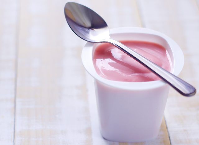 В ароматизированном йогурте прячется большое количество сахара
