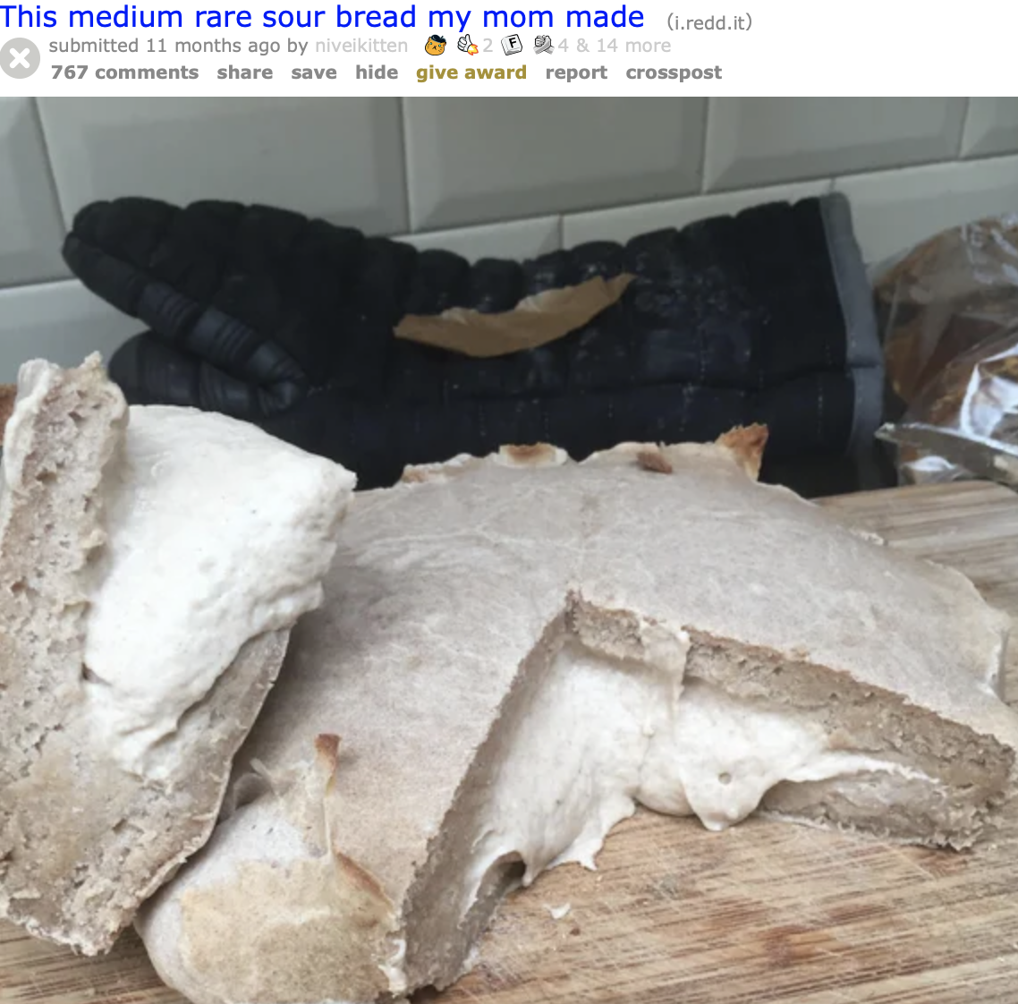 Хліб в середині сирий