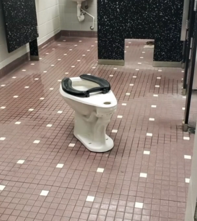 Зірваний унітаз у шкільному туалеті