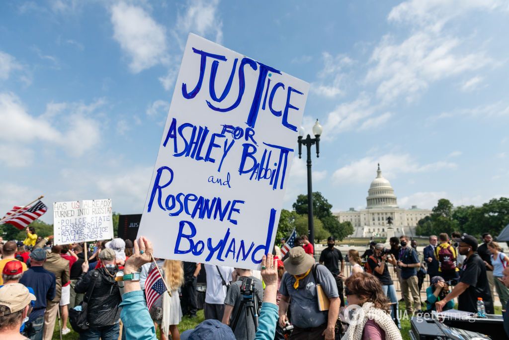 Люди на митинге у Капитолия