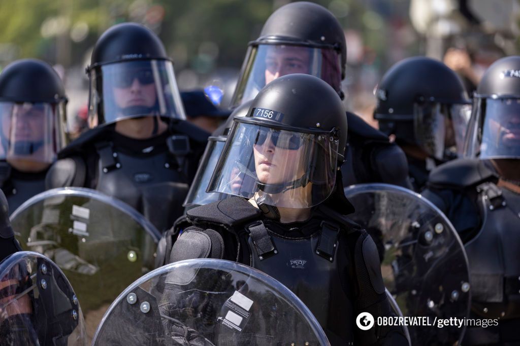 Американські поліцейські на мітингу