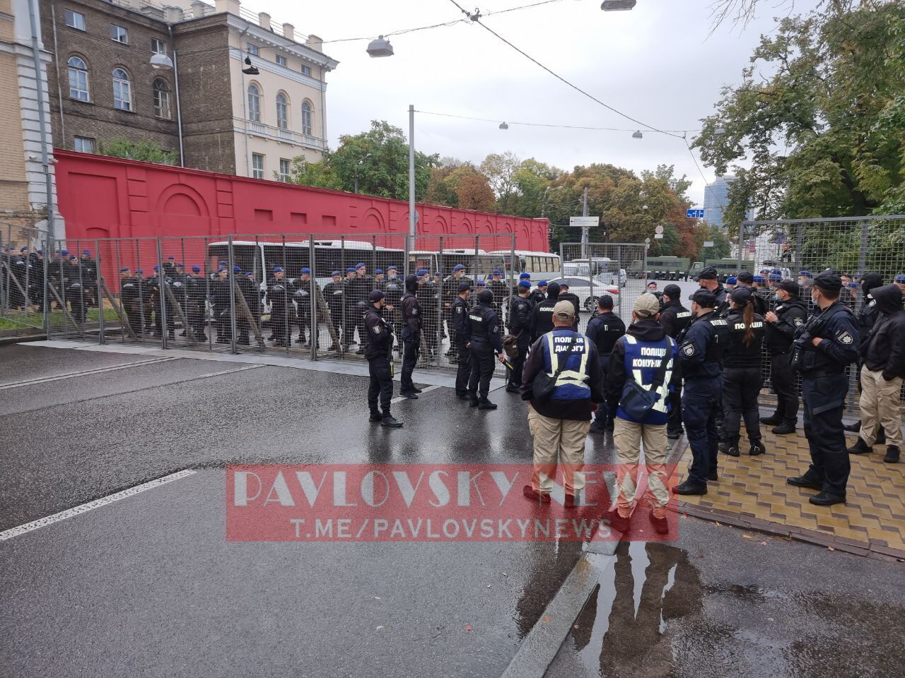 Поліція встановила металеві огорожі