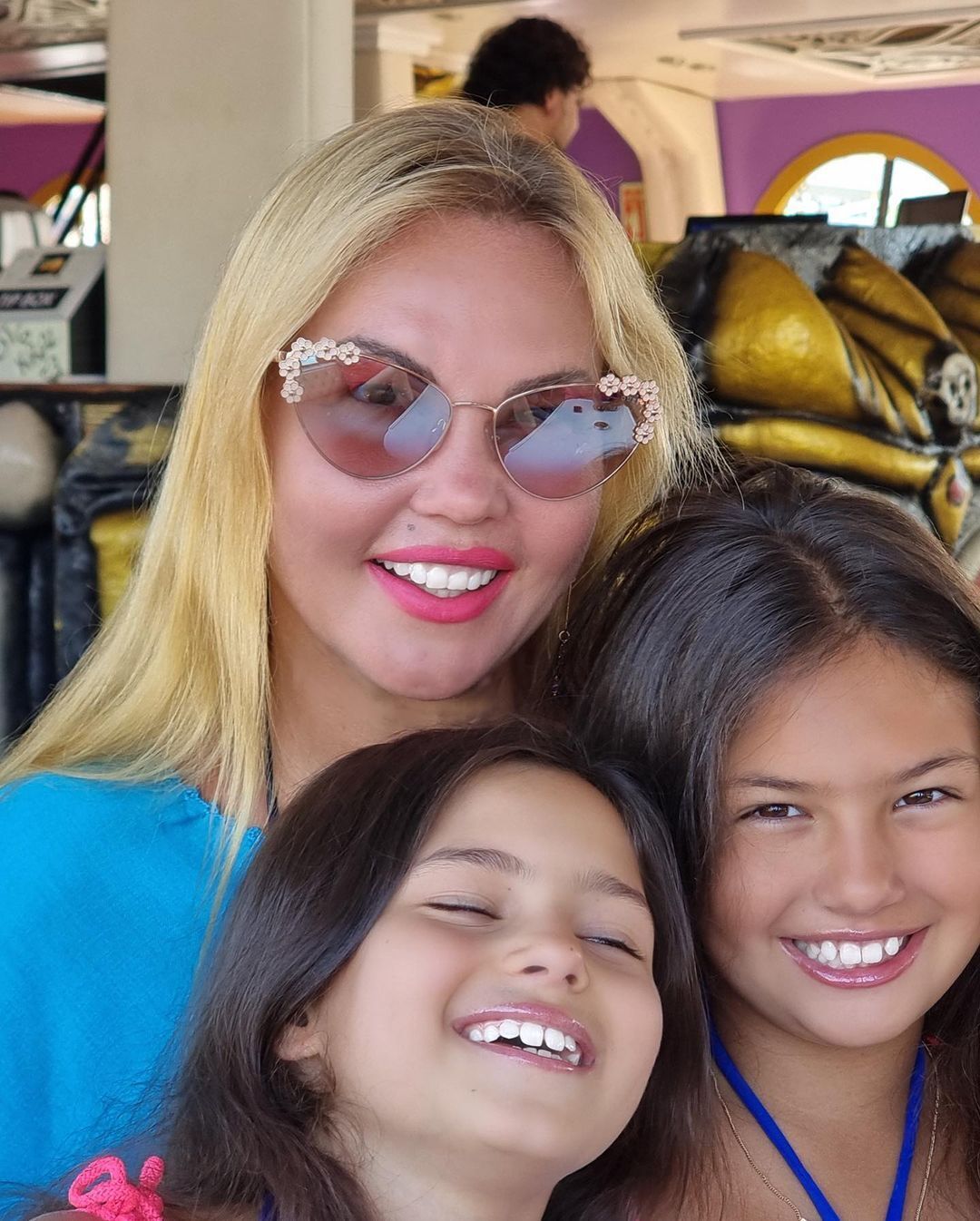 Камілія зі своїми дочками.