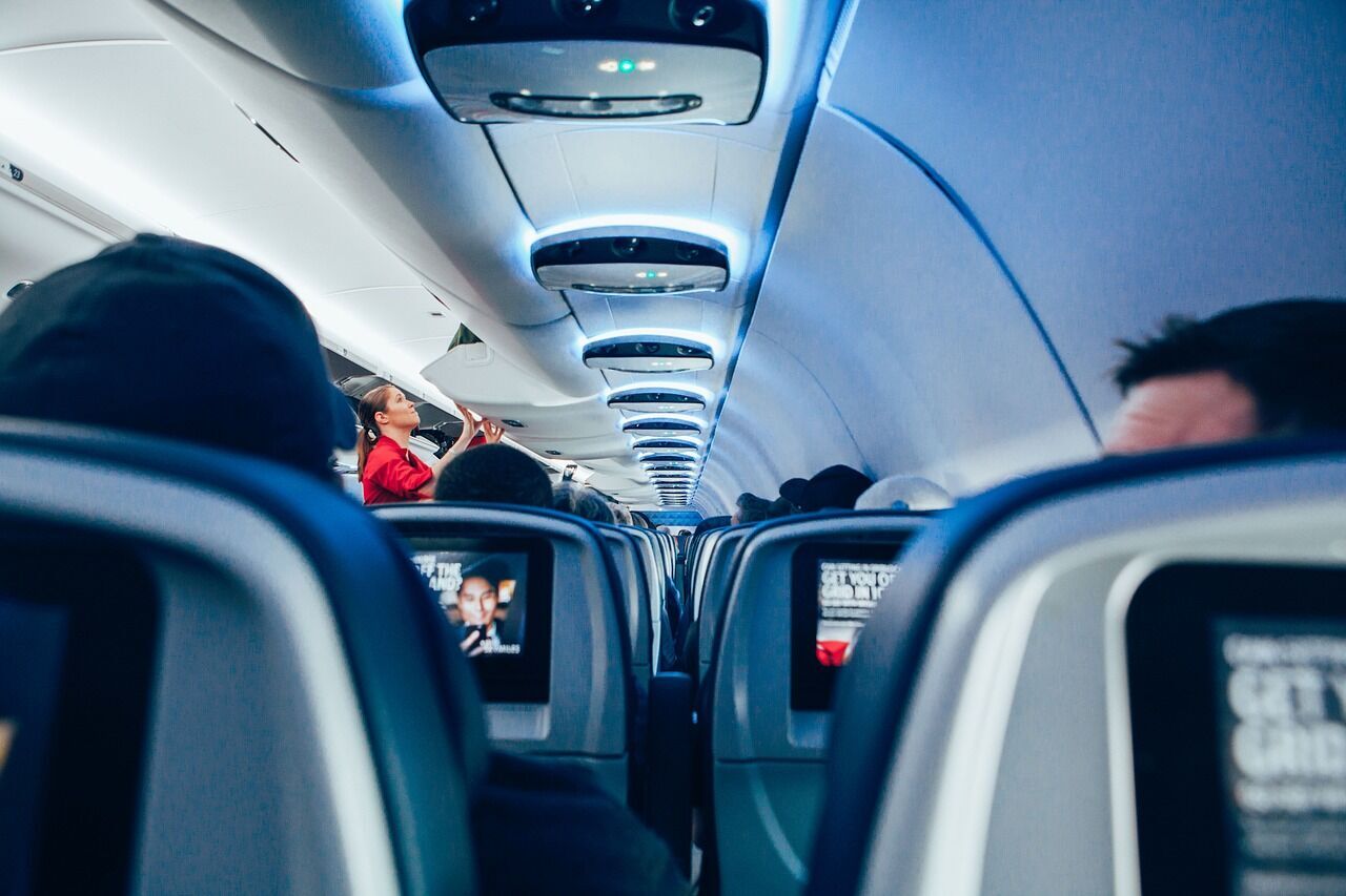 Пассажирам запрещено снимать работников самолета.