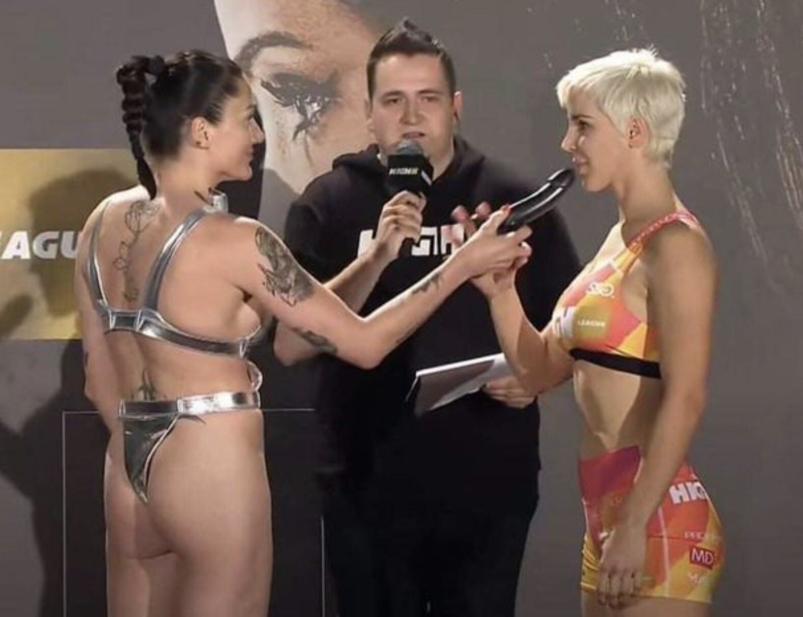 Бродницкая (слева) ткнула в лицо сопернице секс-игрушкой
