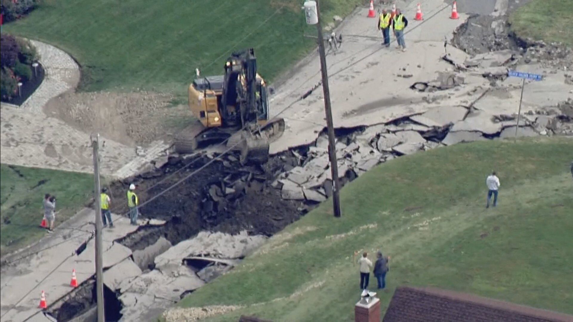 В нескольких штатах объявлено чрезвычайное положение, ведутся спасательные и восстановительные работы.