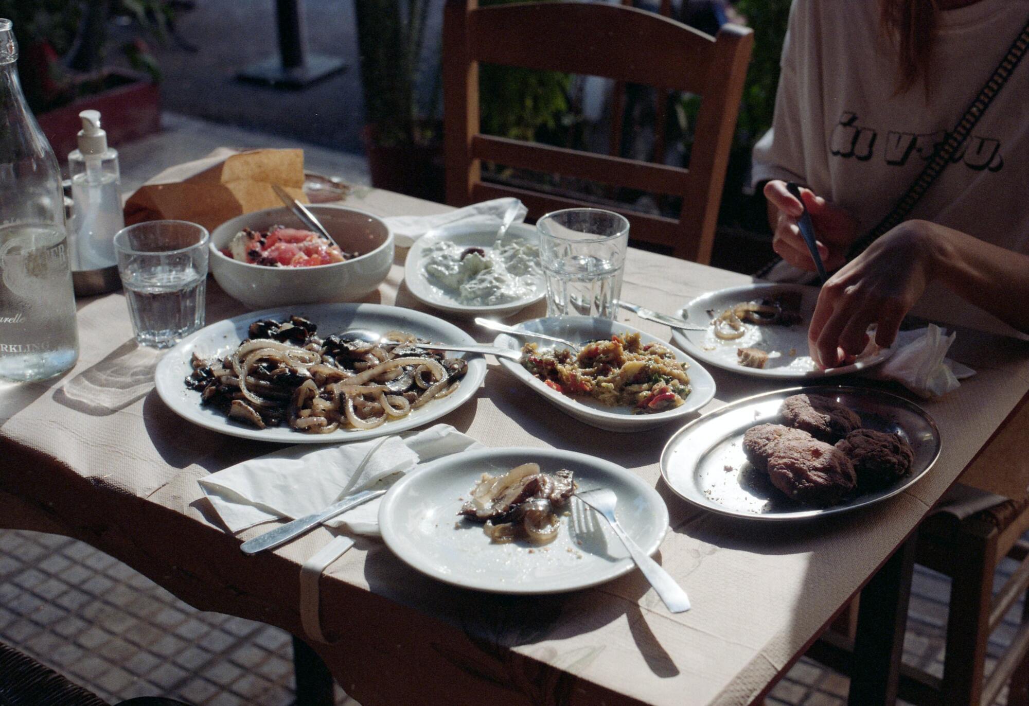 В Черногории можно питаться как и фастфудом, так и комплексными обедами за 5 евро с человека