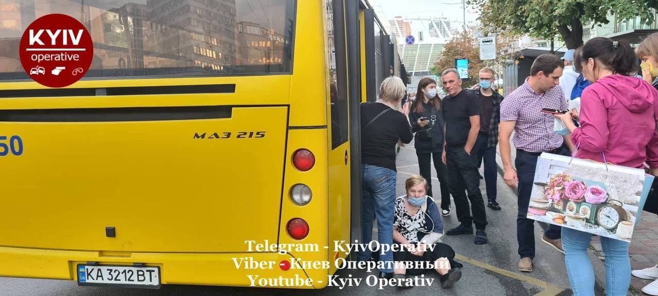 Автобус протягнув жінку кілька метрів по дорозі.