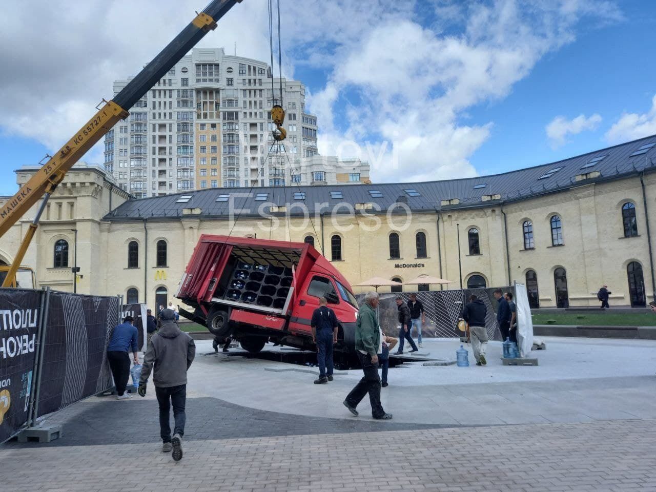 Грузовик подняли с помощью крана.