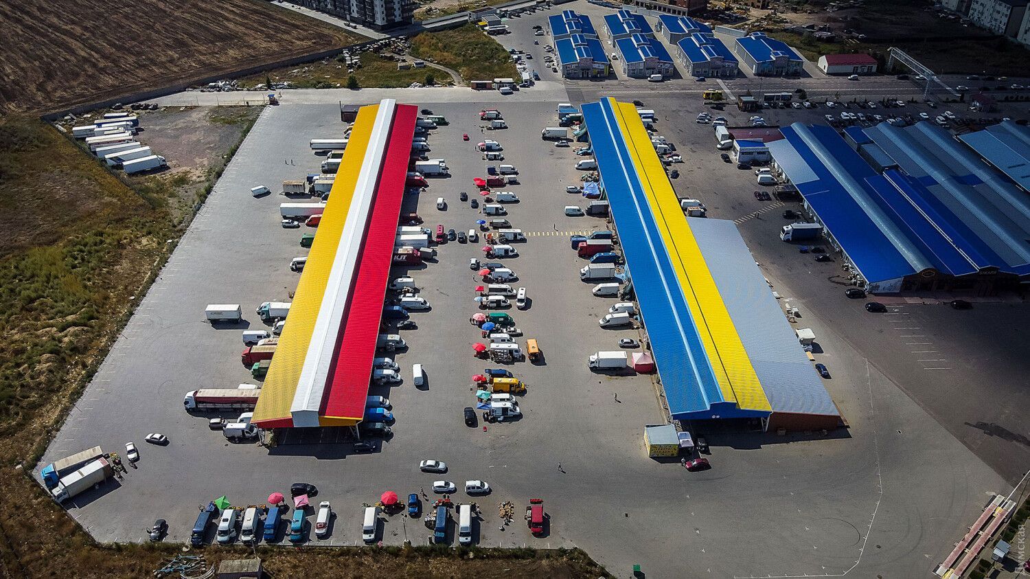 Найбільший прапор Одеси на павільйоні ринку